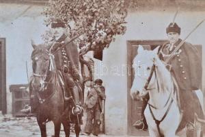 cca 1910 Megyei lovas pandúrok nagyméretű díszes kartonra ragasztott fotó 40x30 cm