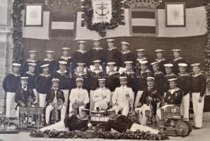 1910 K.u.K Kriegsmarine hajóskapitány, tisztek és matrózok tablókép, paszpartun kis hibákkal, 24x35c...