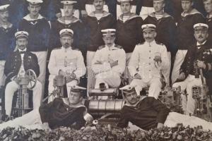 1910 K.u.K Kriegsmarine hajóskapitány, tisztek és matrózok tablókép, paszpartun kis hibákkal, 24x35c...