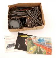 cca 1957 Kisvasút tétel: mozdonyok, sínek, egyéb alkatrészek, leírással, jó állapotban