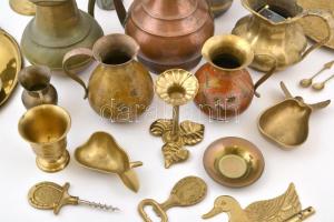 Nagy vegyes réz tétel: különböző méretű kancsók, vázák, gyertyatartó, stb., egy banános doboznyi