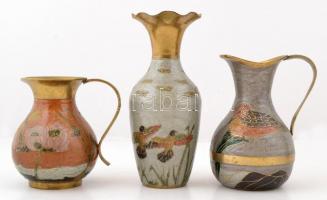 Nagy vegyes réz tétel: különböző méretű kancsók, vázák, gyertyatartó, stb., egy banános doboznyi