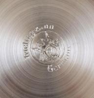 Nagy vegyes ón tétel: evőeszközök, poharak, dísztányérok, stb