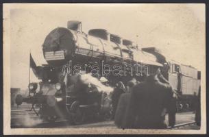 cca 1950 Szeged, befut az állomásra az 500 kilométeres sztahanovista mozgalom mozdonya, hátulján feliratozva, 9×14 cm /  cca 1950 Szeged, the locomotive of the Hungarian Stakhanovite movement arrives to the railway station, with notes on the backside,9×14 cm