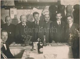 cca 1930 Urak a kocsmában, fotó, 18x23cm