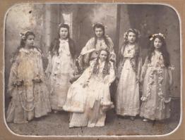 cca 1900 Nemes családok lányai díszes ruhában, fotó kartonra kasírozva, 15x20cm