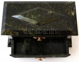 Ékszertartó szekrényke, csiszolt szerpentin, réz veretekkel, apró lepattanással, 18×9 cm, m:10 cm