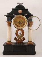 XIX. sz. közepe: Nagyméretű biedermeier zenélő asztali óra, alabástrom oszlopokkal. A zenélő szerkez...