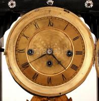 XIX. sz. közepe: Nagyméretű biedermeier zenélő asztali óra, alabástrom oszlopokkal. A zenélő szerkez...