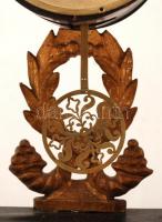 XIX. sz. közepe: Nagyméretű biedermeier zenélő asztali óra, alabástrom oszlopokkal. A zenélő szerkez...