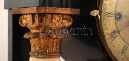 XIX. sz. közepe: Nagyméretű biedermeier zenélő asztali óra, alabástrom oszlopokkal. A zenélő szerkez...