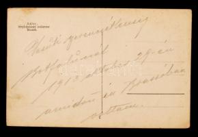 1913 Botfalva, Vasúti szerencsétlenség, csoportkép a sérült vasúti szerelvény előtt, fotólap Adler f...