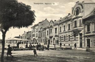 Veszprém, Rákóczi tér, piac, kádfürdő; kiadja Fodor Ferencz könyvkereskedő (EK)