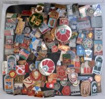 Szovjetunió ~1964-1985. ~135db-os szocialista kitűző és jelvény tétel, sok zománcozott darabbal T:2 Soviet Union ~1964-1985. Approx. 135pcs of Socialist pins and badges, with lots of enamelled pieces C:XF