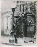 cca 1952 Gene Kelly(1912-1996) Az ének az esőben című film egy jelenetében, jelzetlen fotó, 25x20 cm