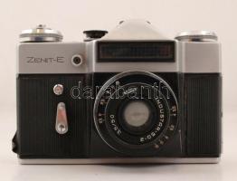 KMZ	Zenit-E 24x36 mm kamera Industar-50-2 1:3,5/50 mm objektívvel, bőrtokkal hozzá fényvédő / Vintage camera with extra part