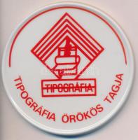 DN "Tipográfia Örökös Tagja" jelzett Hollóházi kerámia plakett, eredeti sérült dísztokban (88mm) T:2