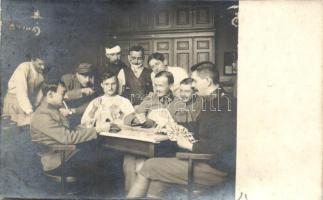 Magyar kártyázó I. világháborús honvédek / WWI Hungarian soldiers playing card game, photo