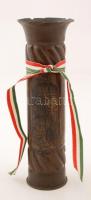 1942-43 magyar címeres réz emlék váza, ágyúhüvelyből készített, gravírozott, ?noszkajal felirattal, m: 22 cm