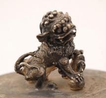 Nagyméretű jáde oroszlános fém foglalatban, m: 8 cm