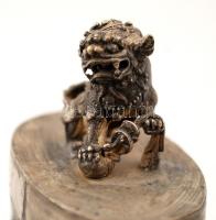 Nagyméretű jáde oroszlános fém foglalatban, m: 8 cm