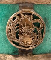 Nagyméretű jáde oroszlános fém foglalatban, m: 8 cm