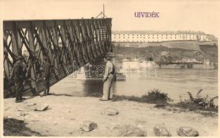 1941 Újvidék Pétervárad, Lerombolt híd katonákkal / damaged bridge, photo