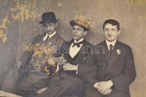 1910-1957 15 db vegyes fotó házaspárokról, családokról, baráti társaságokról, 10x8 és 10x14 cm közöt...