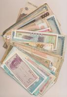 Vegyes bankjegy tétel a világ minden tájáról, több Európán kívüli országból, közte tanzániai, vitená...
