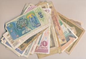 Vegyes bankjegy tétel a világ minden tájáról, több Európán kívüli országból, közte perui, trinidad é...