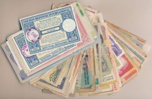 Vegyes bankjegy tétel a világ minden tájáról, közte iraki, mianmari (burmai) és kenyai bankjegyek is...