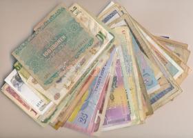 Vegyes bankjegy tétel a világ minden tájáról, közte észak-koreai, osztrák-magyar monarchia kori és e...