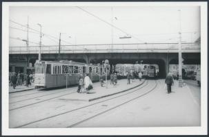 Linzbauer Tamás: Budapest, A 2-es villamos a Boráros téren, pecséttel jelzett fotó, 11x17 cm