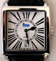 Fina quartz óra, eredeti dobozában, szép állapotban, elemcserére szorul