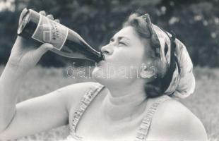 cca 1960 Sörrel jobban megy a munka, fotó, 9x14cm