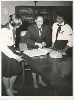 cca 1970  Benke Valéria  MSZMP tag úttörőkkel, fotó, 16x12cm