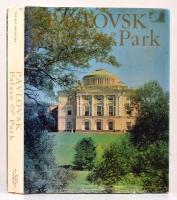 Pavlovsk. Palace Park. Leningrad, 1975, Aurora Art Publishers. Kiadói egészvászon kötés, védőborítóval, jó állapotban.