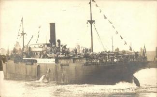 Transport-Dampfer in Lisboa / transport vessel, photo