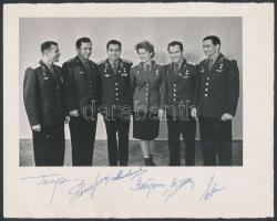 cca 1965 Szovjet űrhajósokról készült csoportkép, az űrhajósok saját kezű aláírásával, közte Gagarin, Tyereskova /  cca 1965 Photo of Soviet Astronauts with their autograph signatures including Gagarin, Tereskova.Page size: 25x21 cm