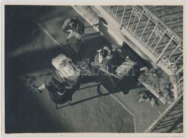 cca 1933 Kinszki Imre(1901-1945): Délelőtti napsütés, aláírt, pecséttel jelzett vintage fotóművészeti alkotás, 17,5x12,5 cm / cca 1933 Imre Kinszki(1901-1945): Morning sunshine, with autograph signiture and artist's stamp on the verso, vintage photo, 17,5x12,5 cm