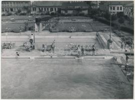 cca 1940 Kassa, standfürdő, Korschelt Miklós (1900-1982) pecséttel jelzett vintage alkotásai, 2 db feliratozott fénykép, 18x24 cm / cca 1940 Košice, beach, 2 vintage photos of Miklós Korschelt(1900-1982), 18x24 cm