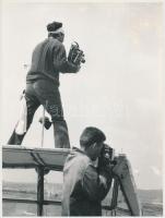 cca 1975 Velencei-tó, Vitorlásversenyt filmeznek a zsűri hajójáról, vintage fotó, 24x18 cm