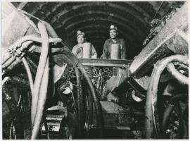 cca 1979 Komló, Vágathajtás a Béta bányában, vintage fotó, 16x21,5 cm