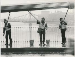 cca 1991 Budapest, Az Erzsébet híd fürdetése, Magyar Alfréd pecséttel jelzett vintage fotóművészeti alkotása, 18x24 cm