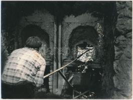 cca 1974 Tóth Imre: Mészégetés, feliratozott vintage fotóművészeti alkotás, 24x18 cm