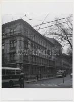 1971 Budapest, trolibusz és forgalomirányító rendőr a Rottenbiller utcánál, korabeli negatívról készült mai nagyítás, 18x13 cm