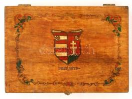 Pest 1873 feliratos, Kossuth címerrel díszített fa doboz. Csattal zárható. Lakkozott. 29x20x5 cm /
...