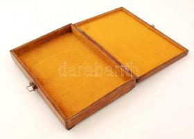 Pest 1873 feliratos, Kossuth címerrel díszített fa doboz. Csattal zárható. Lakkozott. 29x20x5 cm /
...