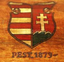 Pest 1873 feliratos, Kossuth címerrel díszített fa doboz. Csattal zárható. Lakkozott. 29x20x5 cm /
...