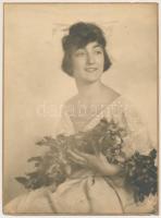 1921 Leány virágcsokorral, Bäck Manci aláírt vintage fotója, 22,5x16,5 cm